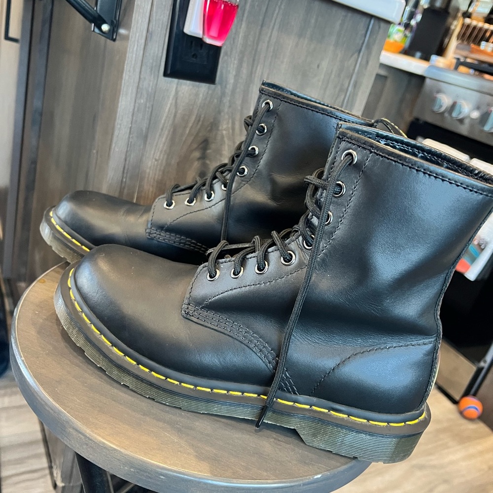 Dr. Martins black size 9 - Picture 1 of 3